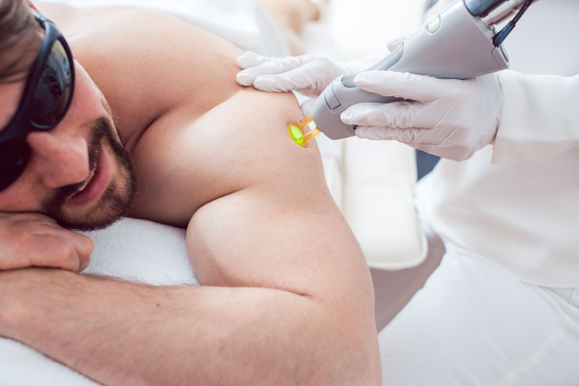 Mand får laserbehandling på ryggen
